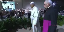 Il Papa lascia il Meeting di Rimini tra gli applausi della folla