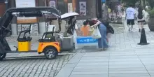 I trucchi contro il caldo in Sudcorea: blocchi di ghiaccio per strada