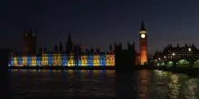 Londra e Parigi si illuminano con i colori dell&rsquo;Ucraina