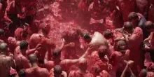 Spagna, in migliaia per la battaglia di pomodori alla fiesta Tomatina