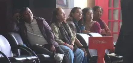 Nepal, i parenti dei dispersi attendono notizie in ospedale