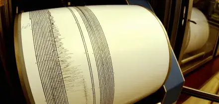 Terremoto M 4.7 Campi Flegrei, sciame sismico con oltre 130 scosse: ci sono feriti