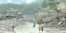 In Nepal oltre 900 morti e 4.500 dispersi, si scava fra il fango