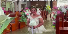 Filippine, nozze nella chiesa allagata: s&igrave; con l&rsquo;acqua fino ai fianchi