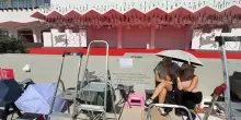 Venezia, appostati da ore sul red carpet per i divi: &ldquo;Dormiamo qui&rdquo;