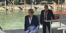 Venezia, arriva George Clooney ed &egrave; subito delirio