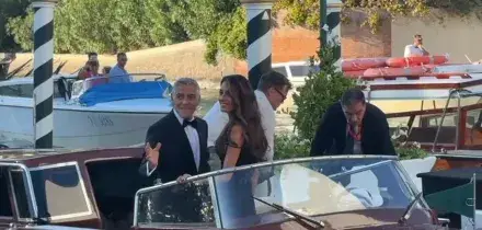 Venezia, l&rsquo;arrivo di Clooney e Amal in barca prima del red carpet