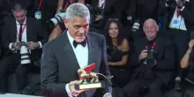A Venezia il Leone d&rsquo;oro a Clooney: il red carpet, i sorrisi, l&rsquo;impegno