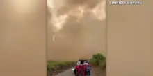 In Indonesia auto e moto in fuga in mezzo alle fiamme nel Borneo