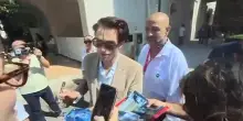 Venezia, arriva la star Robert Pattinson: sorrisi e autografi