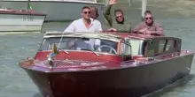 Venezia, l&rsquo;arrivo in barca degli Oasis Liam e Noel Gallagher