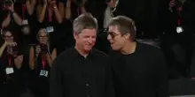 Venezia, il red carpet con gli Oasis e i loro brani: fan in delirio