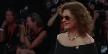 Venezia, Susan Sarandon sfila sul red carpet con una spilla per Gaza