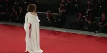 Venezia, macchie di &ldquo;sangue&rdquo; sul vestito della regista &ldquo;Woman Unknown&rdquo;