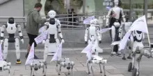 Polonia, robot in piazza: &ldquo;Regole sull&rsquo;IA prima che sia tardi&rdquo;
