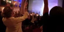 Maxi karaoke dedicato a C&eacute;line Dion a Parigi in vista del suo ritorno