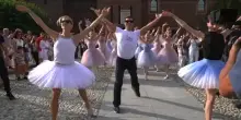 La grande marcia danzante di On Dance giudata da Roberto Bolle
