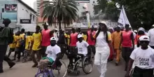 La fiamma dei Giochi Olimpici Giovanili attraversa le strade di Dakar