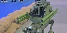 Cina, cani robot armati e droni alla fiera della Difesa