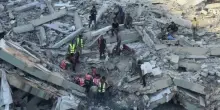 A Gaza crolla un palazzo di 6 piani, decine di dispersi