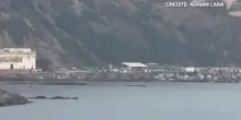 Ceuta, polizia trasferisce i migranti in campo provvisorio al porto