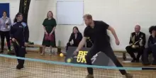 Il principe Harry gioca a pickleball in una scuola a Birmingham