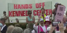 Catena umana per difendere il Kenny Center da Trump: &ldquo;Gi&ugrave; le mani&rdquo;