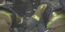 Ucraina, il salvataggio di un bambino dalle macerie dopo raid russo
