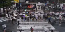 Pioggia intensa a Tokyo, la citt&agrave; si prepara al tifone Dujuan