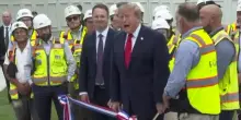Trump parla ma non si sente nulla al primo evento boicottato da tv