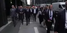 Macron a piedi verso la Trump Tower per incontrare Trump