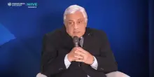 Crozza-Tajani e le donne: una Thatcher &egrave; meglio di una maglietta fina