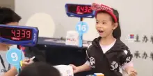 Cina, a 6 anni risolve il cubo di Rubik in poco pi&ugrave; di 4 secondi