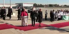 Papa Leone arriva a Parigi, accolto da Macron e Brigitte all&rsquo;aeroporto