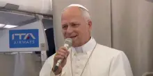 Il Papa sull&rsquo;aereo: porto un messaggio di pace, ora cos&igrave; importante