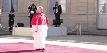 Papa Leone XIV arriva all&rsquo;Eliseo, accolto da Macron