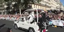 Papa Leone arriva a Notre Dame: bagno di folla in papamobile