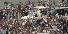 Leone XIV sugli Champs-Elys&eacute;es con la papamobile