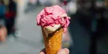 Gelataio accusato di essere fascista per un cartonato, svelato il motivo
