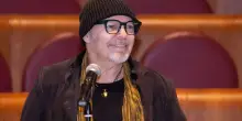 Vasco Rossi dopo l&rsquo;operazione alla schiena: &ldquo;Sono gi&agrave; in piedi&rdquo;