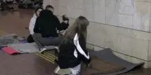Kiev, notti nel metr&ograve; per sfuggire ai raid: &ldquo;Tutta la citt&agrave; ha paura&rdquo;