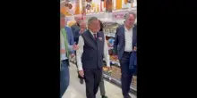 Schroeder al supermercato a Mosca (nel giorno del compleanno di Putin)