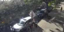Ice spara a uomo in macchina con bambino di 5 anni, il video della polizia