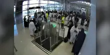 Il momento dell&rsquo;esplosione all&rsquo;aeroporto di Riad