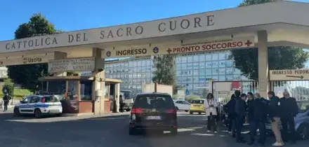 Attesa davanti all&rsquo;ospedale Gemelli per l&rsquo;arrivo del Papa