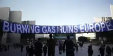Maxi striscione Greenpeace a Bruxelles: Bruciare Gas rovina l&rsquo;Europa
