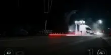 Elon Musk presenta la nuova Tesla: pu&ograve; quasi volare