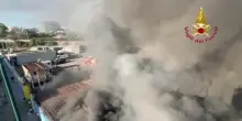 Vasto incendio in un deposito a Napoli, colonna di fumo sulla citt&agrave;