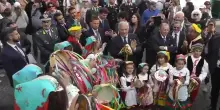 Show a sorpresa di Tajani a Capri: canta con il tamburello in mano