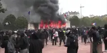 Manifestanti francesi danno fuoco a un ufficio del turismo a Lione